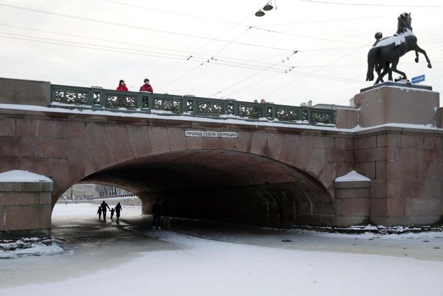 SPB08. St. Petersburg (Russian Federation), 24/01/2016.- People pass the frozen Fontanka River under the Annichkov bridge in central St. Petersburg, Russia 24 January 2016. Temperatures dropped to minus 10 degree Celsius in the second capital of Russia, local media reports. (Rusia) EFE/EPA/ANATOLY MALTSEV