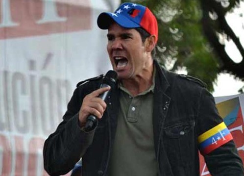 ¿Con rodilla en tierra? Winston Vallenilla lamenta la muerte de Fidel Castro y así lo critican en Twitter