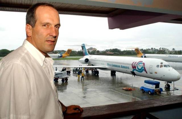El capitán Jorge Enrique Pérez Ruiz con un avión de West Caribbean Airways en junio del 2003. Felipe Caicedo  