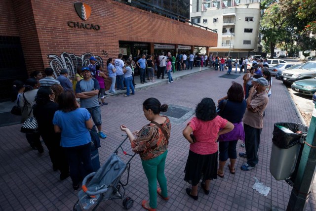 Cola para comprar medicamentos (Foto EFE/MIGUEL GUTIÉRREZ)