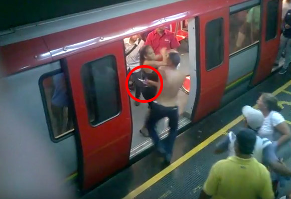 TERROR: La pelea a cuchillo en el Metro de Caracas que se hará viral (VIDEO)