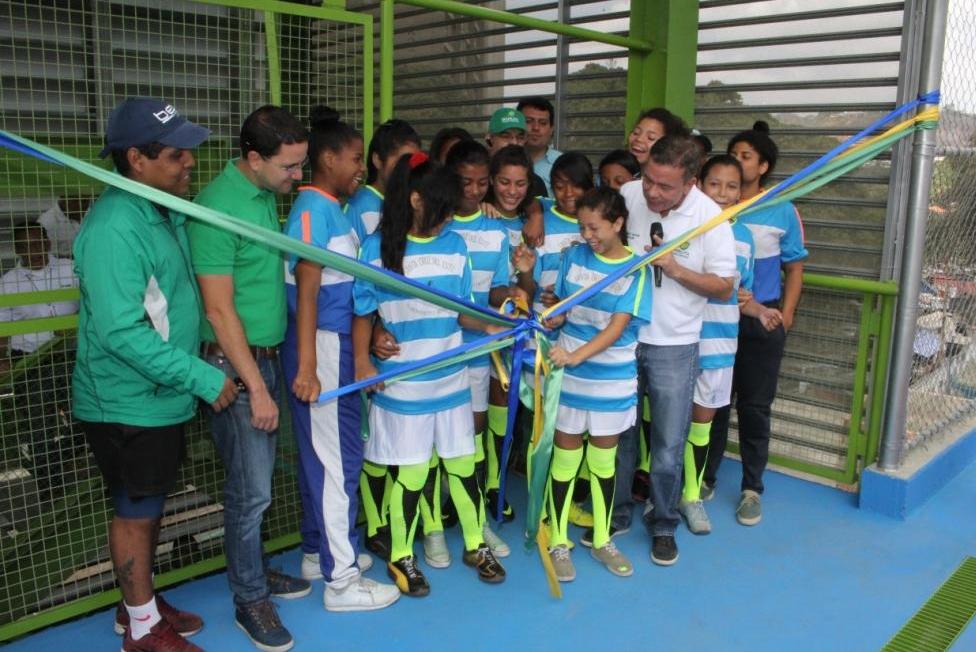 Blyde reinauguró cancha descubierta del Gimnasio Vertical en Santa Cruz del Este