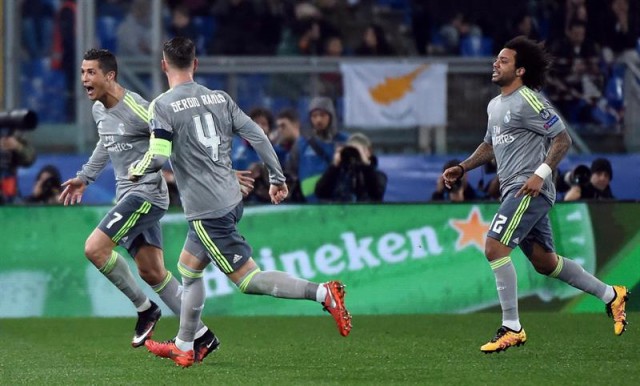 Cristiano Ronaldo (i) de Real Madrid celebra una anotación hoy, miércoles 17 de febrero de 2016, durante el partido de la Liga Europea de Campeones UEFA entre Real Madrid y Roma en el estadio Olímpico de Roma. EFE