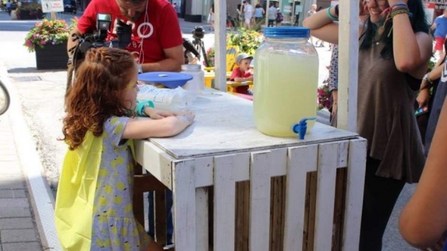 ¡Admirable! Esta niña recauda 92.000 dólares vendiendo limonada para curar a su hermano