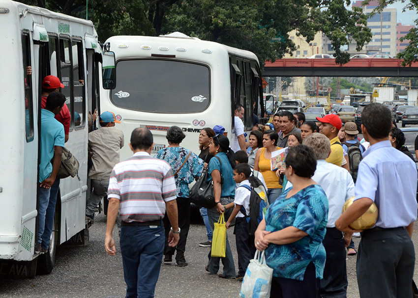 Anuncian paro de transporte público en ocho estados del país