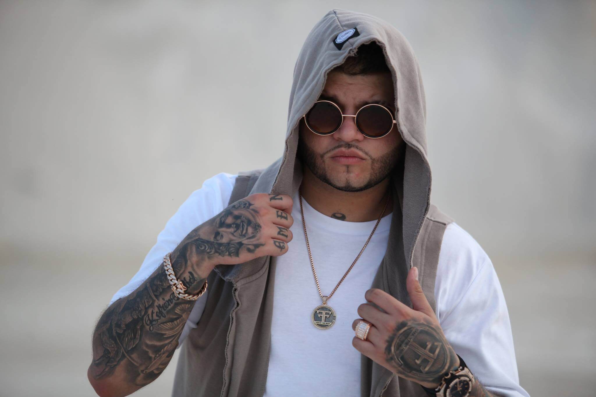 ¡Le gusta la adrenalina! Critican a Farruko por tomarse una foto con esta venezolana