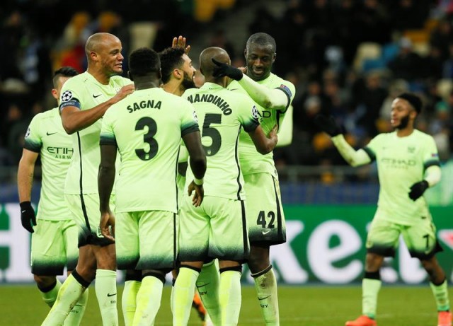 Yaya Toure (2d) de Manchester City celebra su gol ante Dynamo durante el partido de ida de los octavos de final de la Liga de Campeones de la UEFA en el estadio Olímpico de Kiev (Ucrania). EFE