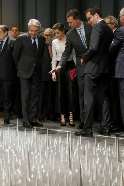 Los Reyes, observan una instalación de Fernández-Braso, durante la inauguración de la 35 edición de la Feria Internacional de Arte Contemporáneo ARCO, en el recinto ferial de Ifema, en Madrid. En un homenaje a su propia historia, la muestra ha sustituido al país invitado por la participación de 33 de las galerías más importantes que han marcado estos años. EFE/Juan Carlos Hidalgo