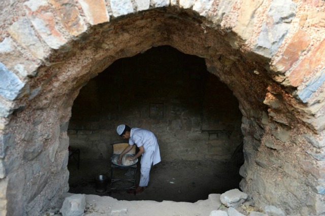 Se amasa muchacho musulmanes indios masa a Parque Arqueológico Mehrauli en Nueva Delhi el 25 de febrero de 2016. AFP PHOTO / SAJJAD HUSSAIN SAJJAD HUSSAIN / AFP