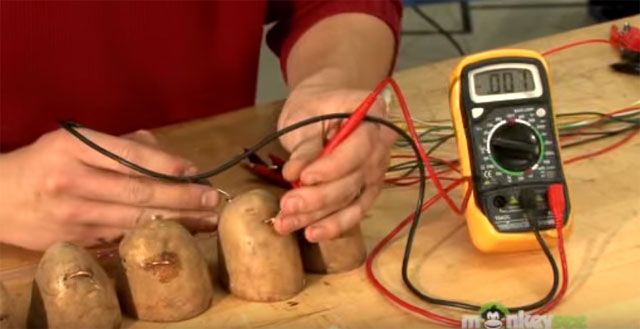 ¿Cómo construir una batería que funciona con papas? (Video)