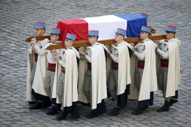 Francés legionarios extranjeros llevan el ataúd del político francés Yves Guena durante una ceremonia oficial funeral en el Hotel des Invalides en París, Francia, 8 de marzo de 2016. REUTERS / Charles Platiau TPX IMÁGENES DEL DÍA