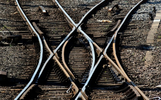 Las vías del ferrocarril se observan cerca de la estación de Saint-Jean en Burdeos, suroeste de Francia 8 de marzo de 2016, ya que los sindicatos franceses han anunciado una huelga de trenes en todo el país para protestar por un proyecto de ley laboral. REUTERS / Regis Duvignau Antes Enggan, el día de silencio, en Palembang, provincia del sur de Sumatra, Indonesia 8 de marzo de 2016. Enggan es un día de silencio para la auto-reflexión que celebra el año nuevo hindú de Bali, donde las personas pueden no utilizar las luces, la luz incendios, trabajo, viajes, ni gozan de entretenimiento. REUTERS / Darren Whiteside