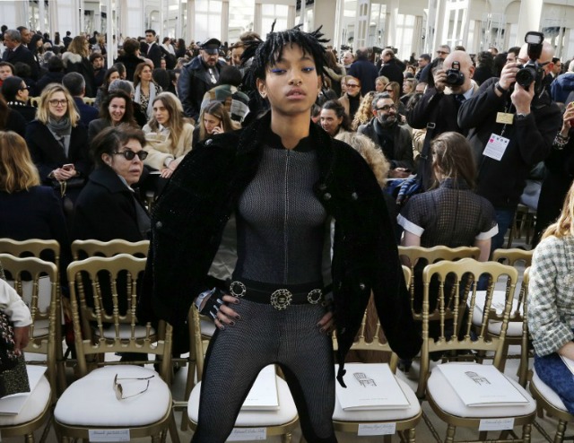  Willow Smith, hija del actor estadounidense Will Smith asiste a la colección prêt-à-porter de Chanel 2016-2017 otoño / invierno el 8 de marzo, 2016, París. AFP PHOTO / FRANCOIS GUILLOT FRANCOIS GUILLOT / AFP