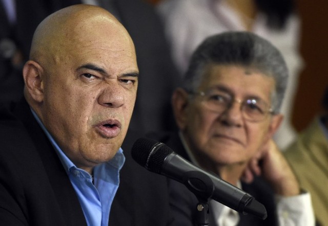 El secretario ejecutivo de la Unidad, Jesús Chuo Torrealba y el presidente de la AN, Henry Ramos Allup (Foto AFP / JUAN BARRETO)