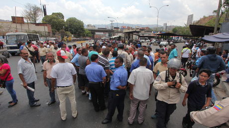 Paralizan el transporte público en el Municipio Sucre por inseguridad