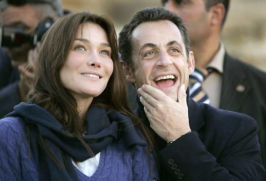 Sarkozy y esposa