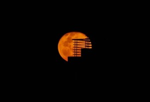 Así se ve la luna esta noche en Caracas (Fotos)