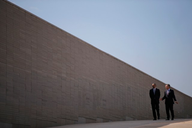 U.S. President Barack Obama and Argentina's President Mauricio Macri visit the Parque de la Memoria (Remembrance Park) where they will honor victims of Argentina's Dirty War on the 40th anniversary of the 1976 coup that initiated that period of military rule, in Buenos Aires, March 24, 2016. REUTERS/Carlos Barria