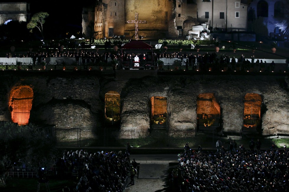 El papa Francisco recordó en el Vía Crucis a quienes sufren y condenó el terrorismo  (Fotos)