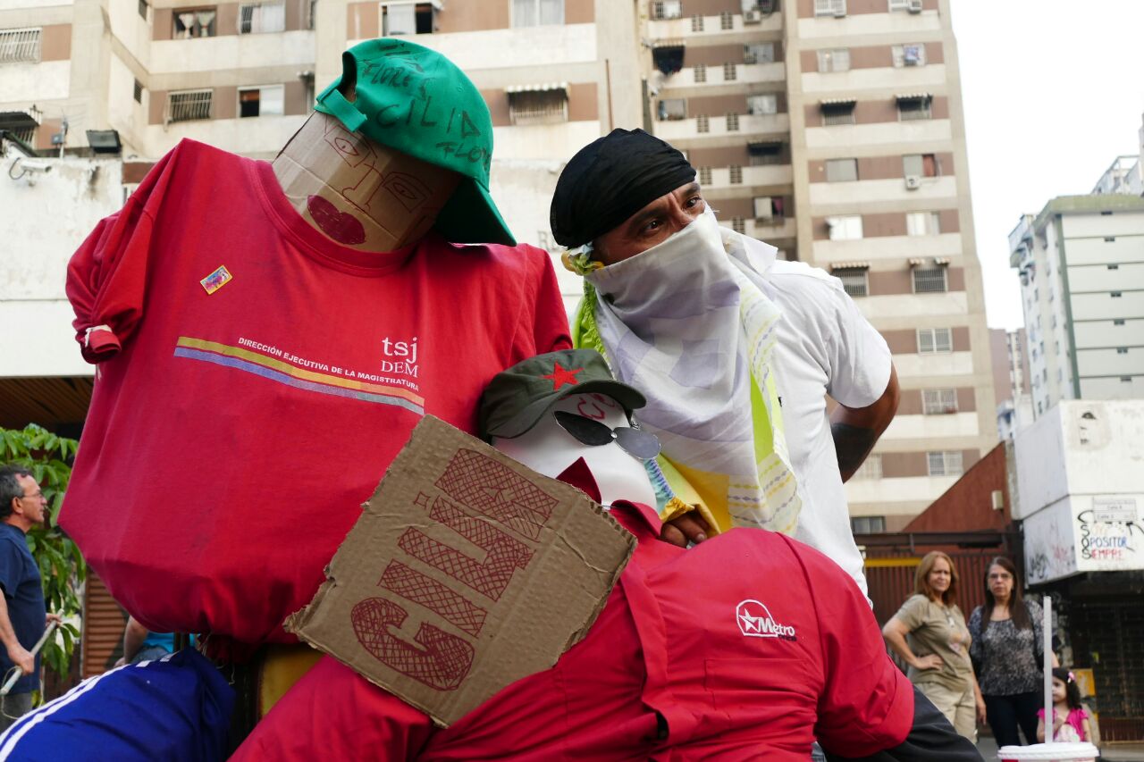 Caraqueños quemaron a sus “Judas Socialistas” (Fotos)