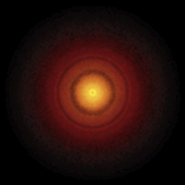 ESA01 ESPACIO (---), 31/03/2016.- Fotografía facilitada por el Observatorio Austral Europeo hoy 31 de marzo de 2016 que muestra un planeta que tapa centralmente a la estrella TW Hydrae, una estrella que se asemeja al sol, en la cosntelación Hidra. El planeta y esta estrella se encuentran a la misma distancia que la Tierra y el Sol, por lo que en muchas ocasiones se habla de este planeta como una versión más pequeña del planeta donde vivimos. EFE