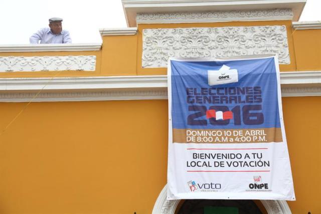 Fotografía de un centro electoral hoy, domingo 10 de abril de 2016, en el Callao (Perú). EFE