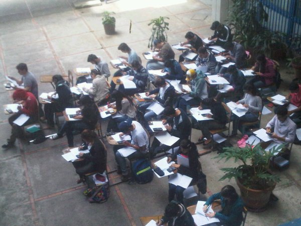 Estudiantes de la ULA en la intemperie por falta de electricidad (Fotos)