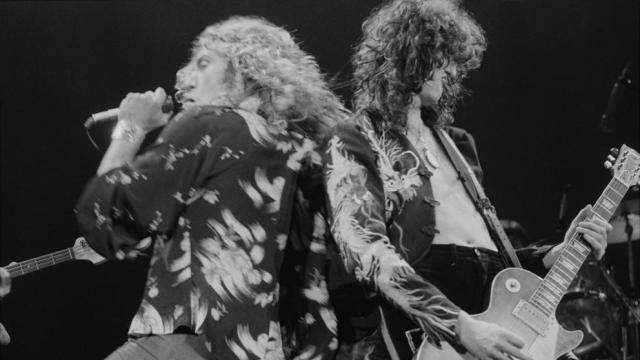 Robert Plant y Jimmy Page, durante un concierto de Led Zeppelin en 1975. Foto: Michael Putland - Getty