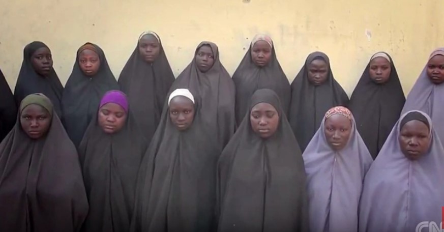 Divulga una prueba de vida de las niñas secuestradas por Boko Haram hace dos años (VIDEO)