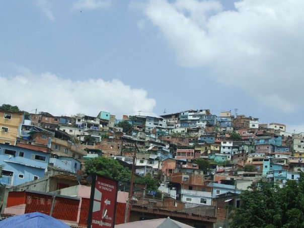 Tiros al aire, granadas y motorizados acompañaron sepelio de delincuente abatido en El Valle