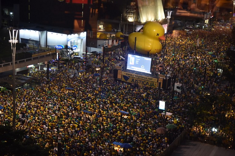 En FOTOS: Brasileños esperan el inminente impeachment de Dilma Rouseff en las calles