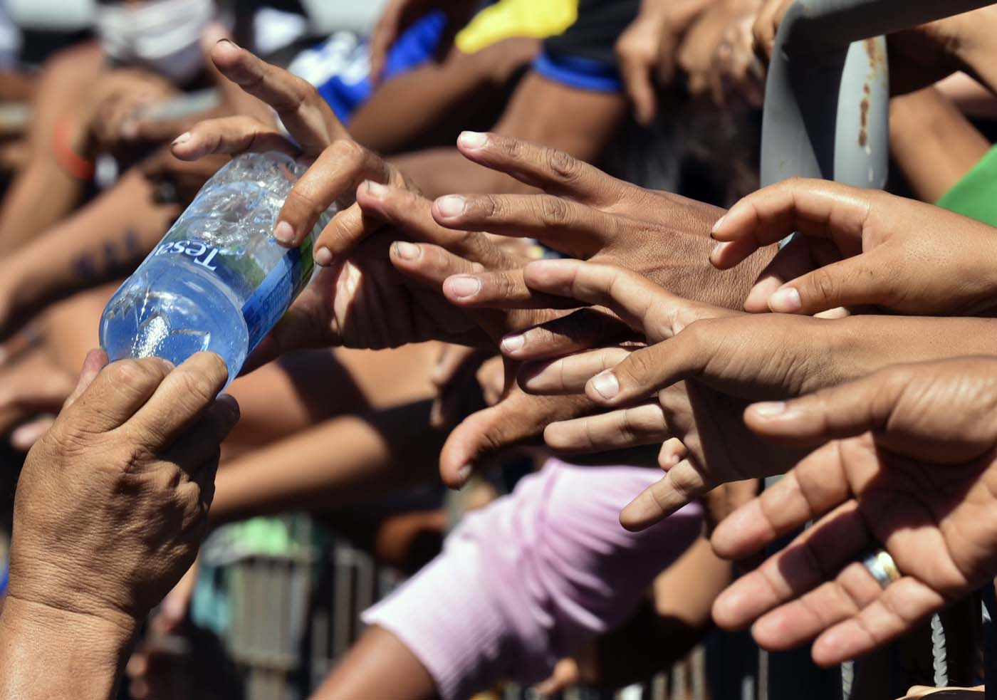 El desespero por un poco de agua y comida en Ecuador (fotos)