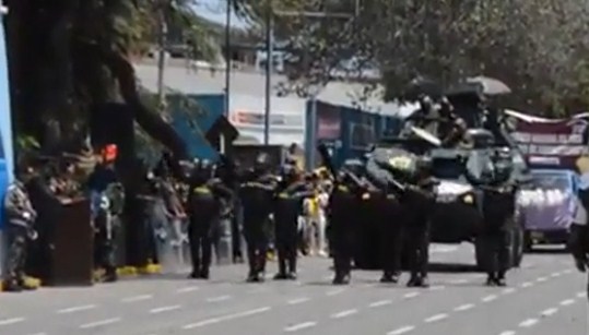 La inusual coreografía de estos policías durante un desfile (Video + Tanqueta)