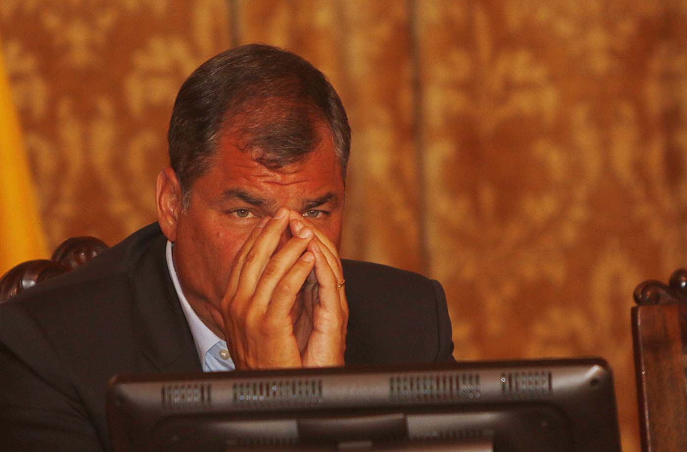 Correa sube impuestos y obliga a dar aportes salariales por crisis tras sismo