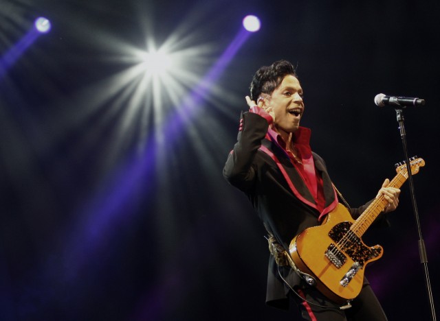 Imagen de archivo del cantautor estadounidense Prince en un concierto en el estadio Yas en isla Yas, Abu Dabi, nov 14, 2010. Foto:  Reuters