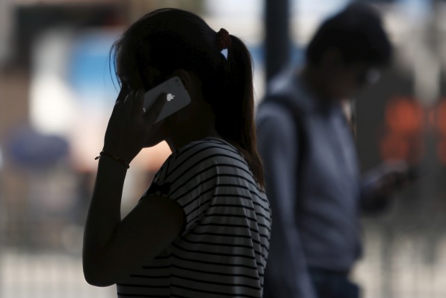 Mujer hablando por un iPhone / Foto: Reuters