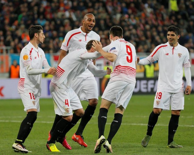 Kevin Gameiro (2d) de Sevilla celebra su gol ante Shakhtar Donetsk durante el partido de ida de las semifinales de la Liga Europa en el estadio Arena Lviv de Kiev (Ucrania). EFE