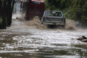 Fuertes lluvias en Caracas causaron inundaciones y derrumbes (Fotos)