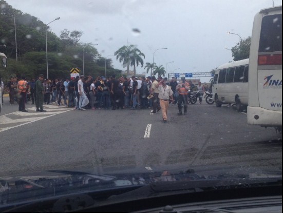 Cerrado el paso al Aeropuerto de Maiquetía por protesta de trabajadores (fotos)