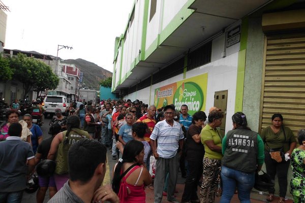 En los abastos y supermercados de San Antonio del Táchira diariamente se observan largas colas