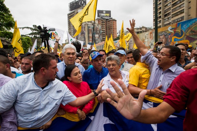 CAR03. CARACAS (VENEZUELA), 11/05/2016.- El líder opositor Henrique Capriles (c) y el presidente de la Asamblea Nacional de Venezuela, Henry Ramos Allup (c-d), participan en una manifestación hoy, miércoles 11 de mayo de 2016, en Caracas (Venezuela). La policía militarizada de Venezuela y la estatal Policía Nacional Bolivariana (PNB) impidieron el paso de la marcha a la que convocó hoy la oposición del país hasta la sede del Poder Electoral para pedir celeridad en la activación de un referendo para revocar al presidente, Nicolás Maduro. EFE/Miguel Gutiérrez