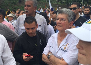 Ramos Allup: Nos están lanzando perdigones y lacrimógenas, nosotros no queremos heridos