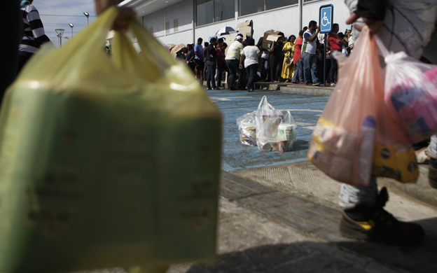 Maracaibo, Venezuela, 18/01/2015. La manana de este domingo continuan largas colas a las afueras de algunos supermercados en Maracaibo para la compra de alimentos. En la foto: Los compradores esperan durante horas para la comprar de alimentos.