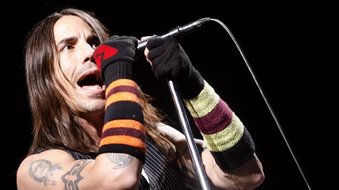 Hospitalizan al cantante de Red Hot Chili Peppers y cancelan concierto