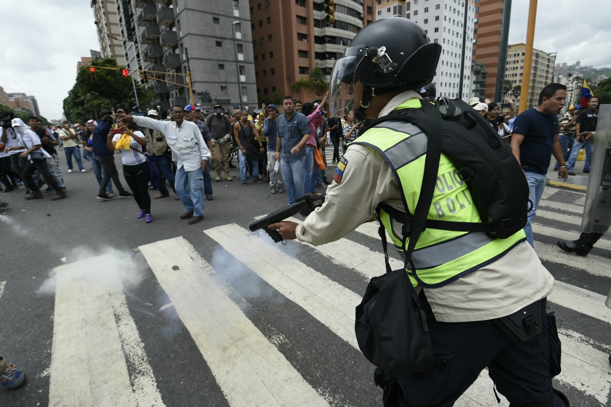 Reprimen con bombas lacrimógenas a opositores que piden revocatorio (Fotos)