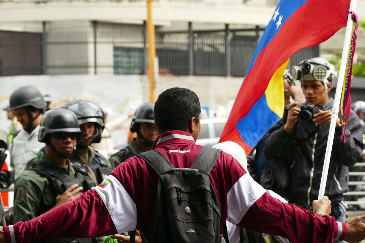 Oposición tomó la avenida Libertador tras romper cordón policial en Plaza Venezuela (fotos y videos)