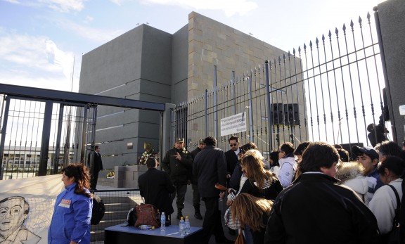 Allanan cementerio donde reposa Néstor Kirchner en busca de documentación