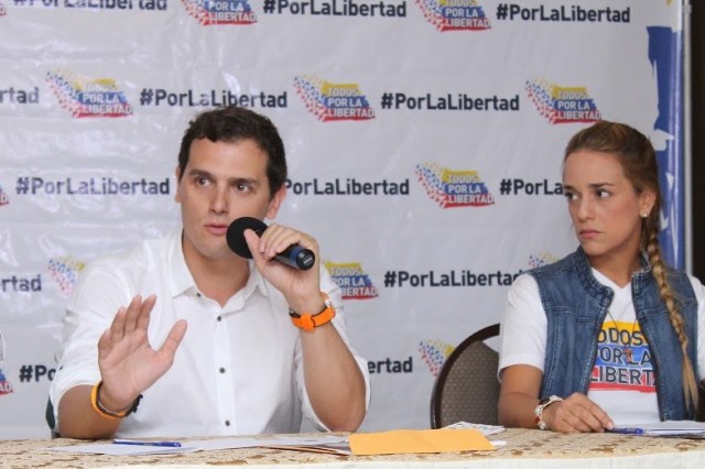  El líder del partido español Ciudadanos, Albert Rivera (c), y acompañado de la abogada Ana Leonor Acosta (i), hablan con la prensa a las afueras de la residencia del opositor encarcelado Daniel Ceballos con la intención de visitarlo hoy, 24 de mayo de 2016, en la ciudad de Caracas (Venezuela). Rivera se vio hoy impedido de visitar a Ceballos al igual que al alcalde metropolitano de Caracas, Antonio Ledezma, que se encuentra privado de libertad en su propia casa, acusado de participar en planes para conspirar contra el Gobierno de Nicolás Maduro. EFE/MIGUEL GUTIERREZ