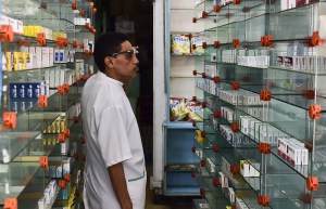 Producción de medicinas sigue paralizada en el país y se aviva la escasez