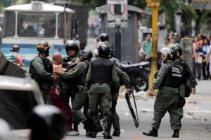 Agresión a periodistas durante protesta en Caracas: Las fotos que dieron la vuelta al mundo